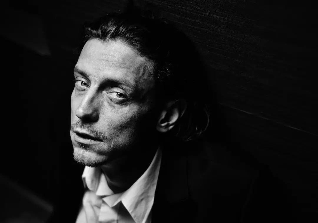 Tom Hiddleston intră în epica istorică: Tenzing, noul hit de pe Apple TV+